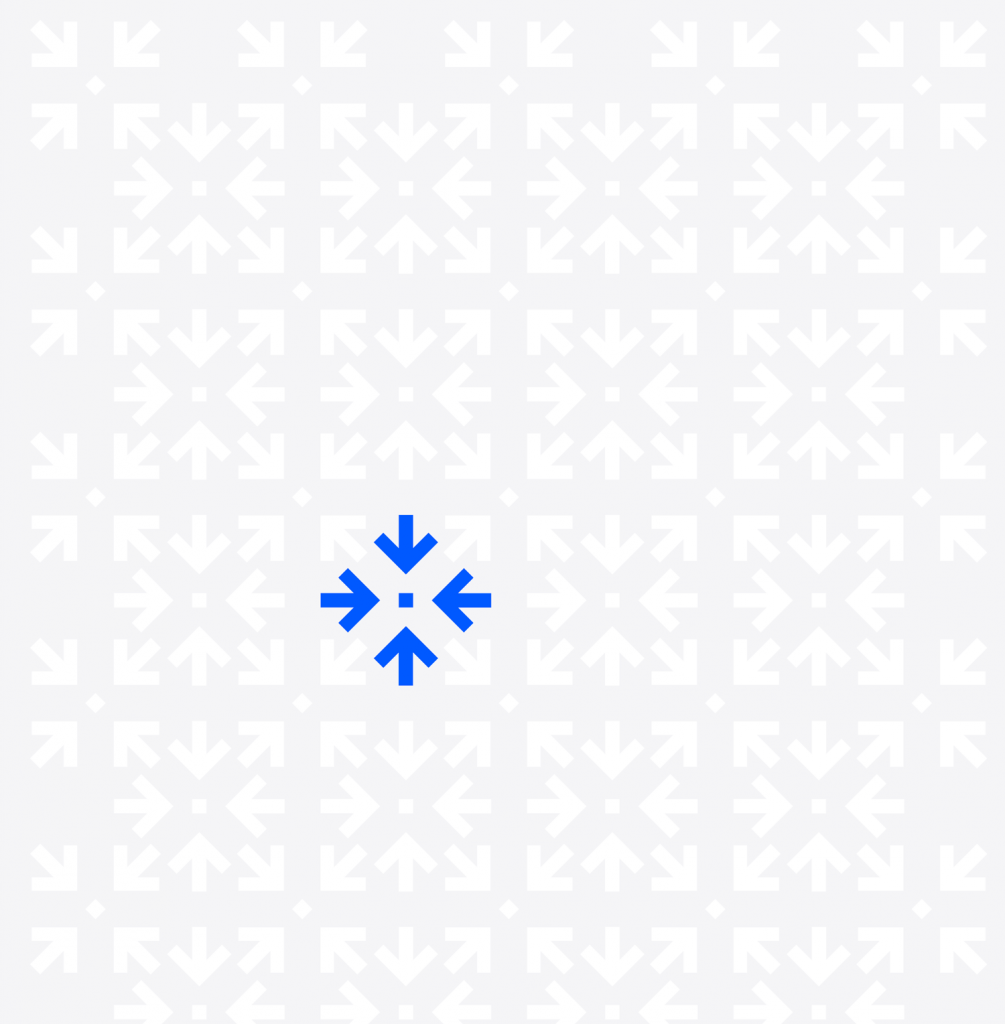 Un carré gris rappelant une courtepoint avec un motif répété de flèches blanches pointant dans toutes les directions. Vers le coin inférieur gauche, quatre flèches d'un bleu éclatant pointent vers l'intérieur, vers un carré bleu.